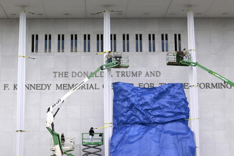 Demócratas demandan a Trump para eliminar la colocación de su nombre en el Centro Kennedy
