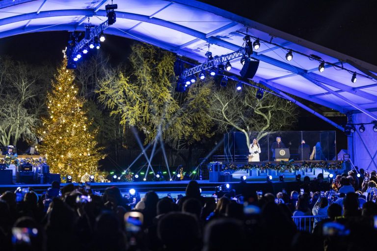 Trump y la primera dama encienden el árbol navideño de la Casa Blanca
