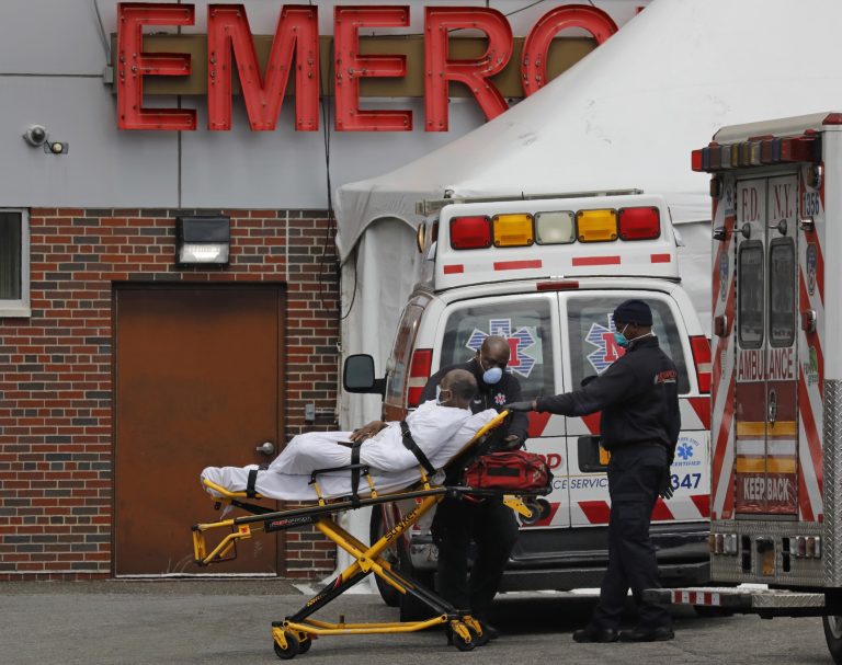 Muere una mujer en Nueva York tras estrellarse un camión de la basura contra un andamio