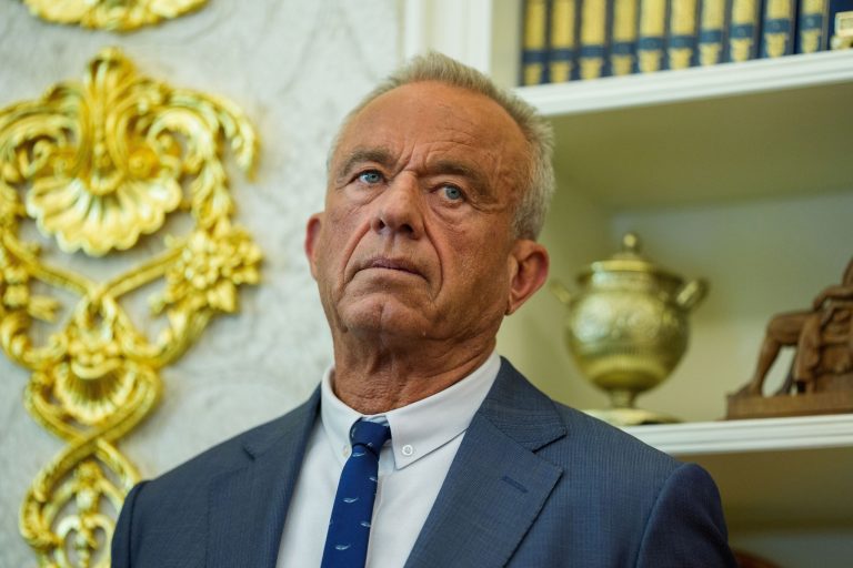 Gobierno de Trump restringe atención médica para menores transgénero