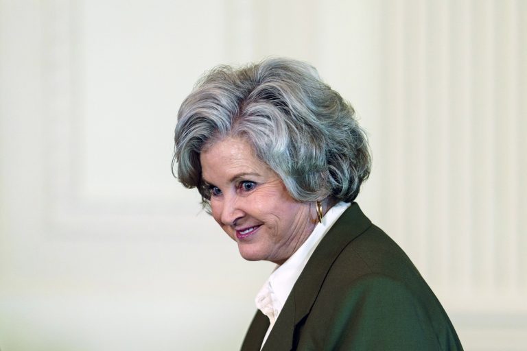 Trump quiere destruir lanchas hasta que Maduro se rinda, dice su jefa de gabinete