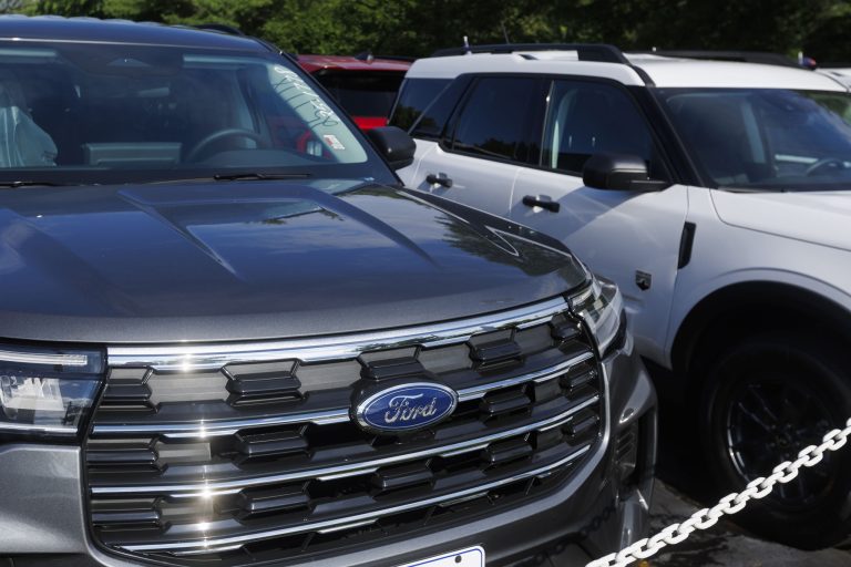 Las ventas de Ford en EE.UU. caen en noviembre mientras que las de Toyota crecen