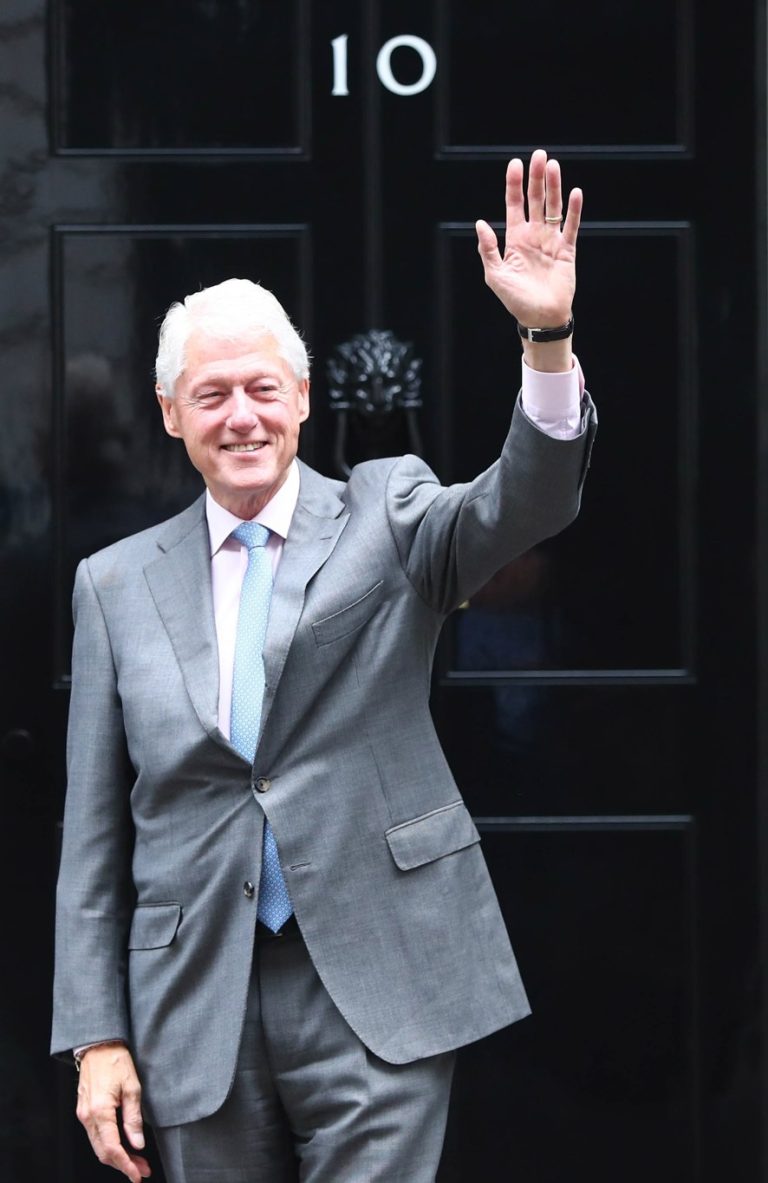 Bill Clinton pide que se publiquen todos los archivos del caso Epstein en los que aparece