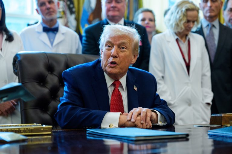 Trump firma ley de defensa de 900 mil millones de dólares y que elimina sanciones a Siria