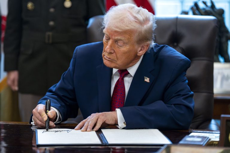 Trump firma orden ejecutiva para declarar al fentanilo como “arma de destrucción masiva”