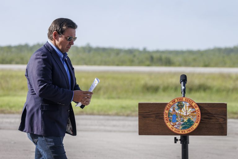 Demócratas piden indagar a DeSantis por desviar fondos a campañas contra aborto y cannabis