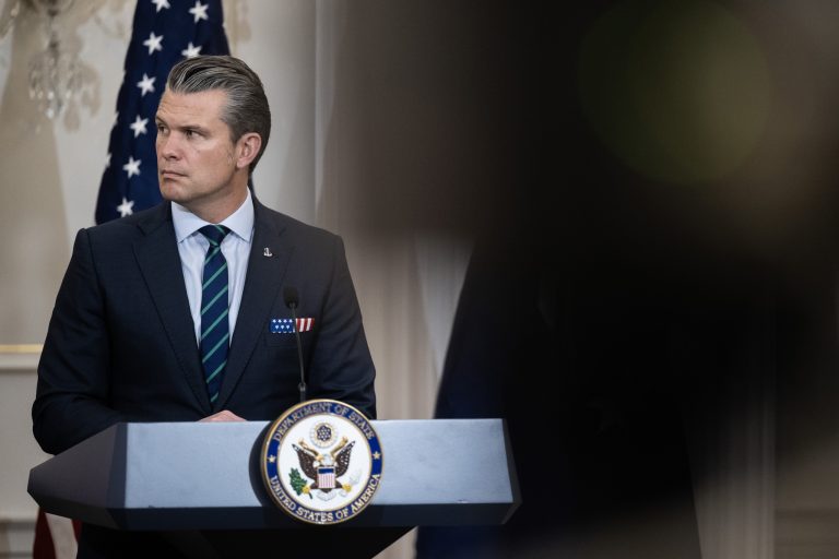 Sube la presión sobre Trump para publicar video del ataque a supervivientes en el Caribe