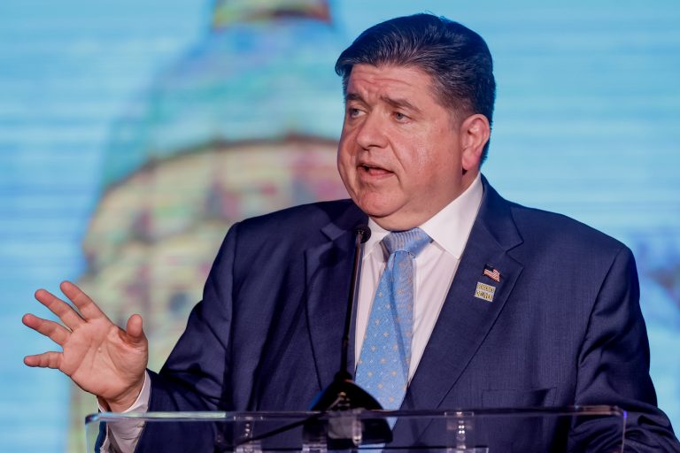 Gobernador dice que ventas en barrio mexicano de Chicago cayeron hasta el 50 % por redadas