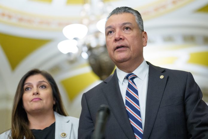 Demócratas cuestionan bombardeos del Caribe ante indulto de Trump a Juan Orlando Hernández