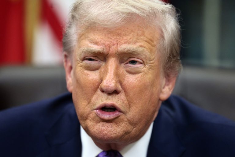 Trump dice que “odia” que salgan imágenes de Bill Clinton con Epstein