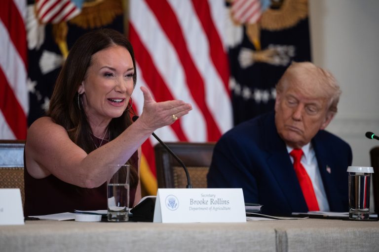 Trump amenaza con retener fondos del SNAP a estados demócratas por datos de inmigración