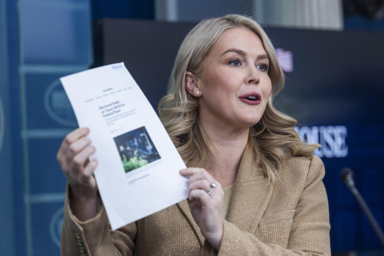 Casa Blanca sugiere que se atacó a supervivientes de narcolancha pero exonera a Hegsteth