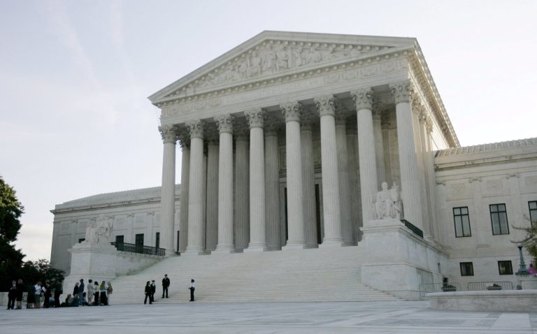 El Supremo se inclina por aumentar el poder de Trump sobre las agencias independientes