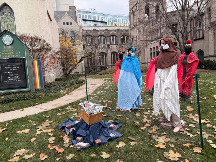 Un pesebre 'custodiado' por ICE y con un Niño Jesús esposado desata polémica en Chicago