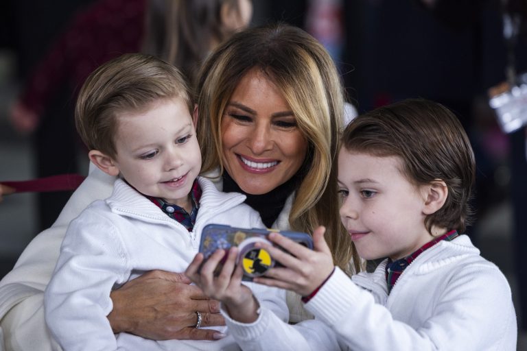 El documental sobre Melania Trump se estrenará en el rebautizado Centro Trump-Kennedy