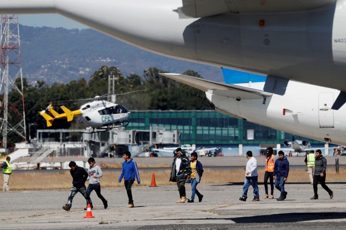 EEUU adquiere seis aviones para tener una flota propia para deportaciones, según reporte