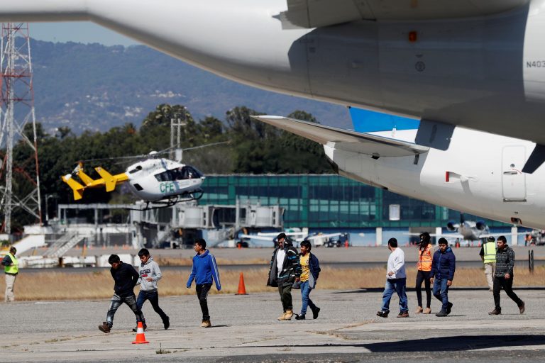 EEUU adquiere seis aviones para tener una flota propia para deportaciones, según reporte