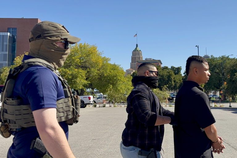 Trump planea detener a 80.000 inmigrantes en almacenes industriales, según medios