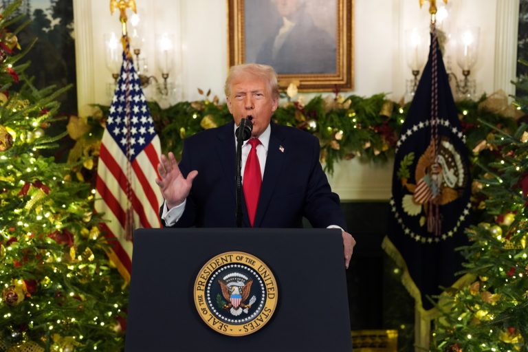 Trump abre su discurso a la nación atacando a los migrantes y al sistema político anterior