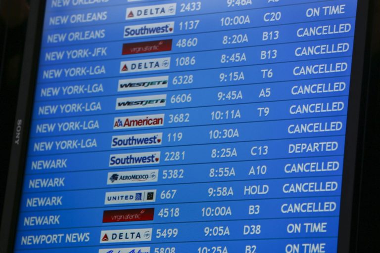 Más de 1.700 vuelos cancelados en el área de Nueva York por tormenta de nieve