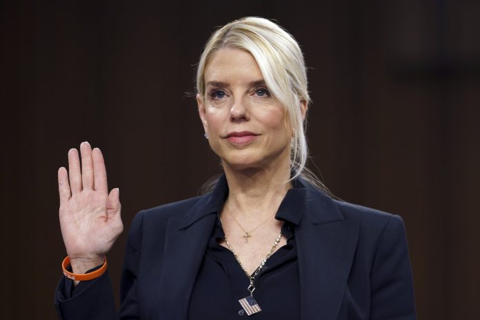 Fiscal de EEUU ordena crear lista de "terroristas domésticos" y sistema de recompensas