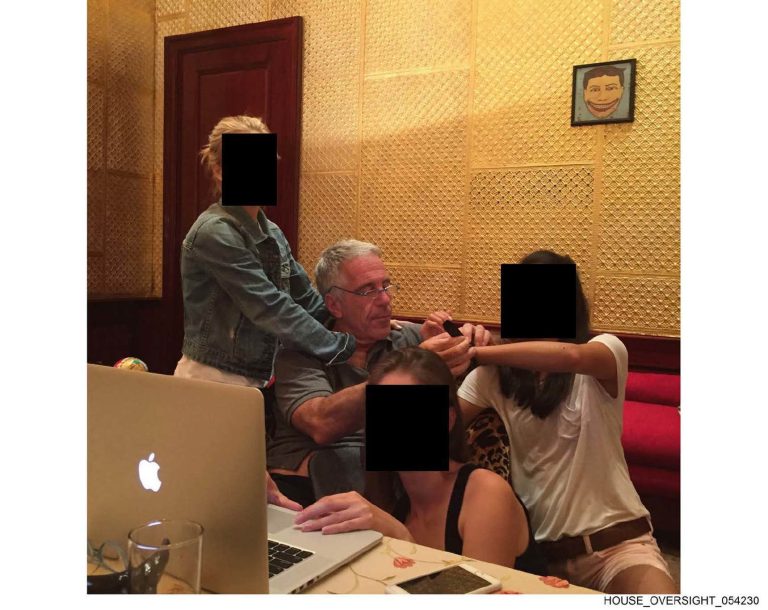 Los demócratas publican nuevas fotos del caso Epstein: Chomsky, pasaportes y mensajes