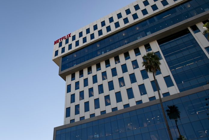 Netflix dice a empleados que posible fusión con Warner no causará cierres ni solapamientos