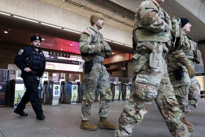 El sargento de la Guardia Nacional que sobrevivió atentado ya camina, según Trump