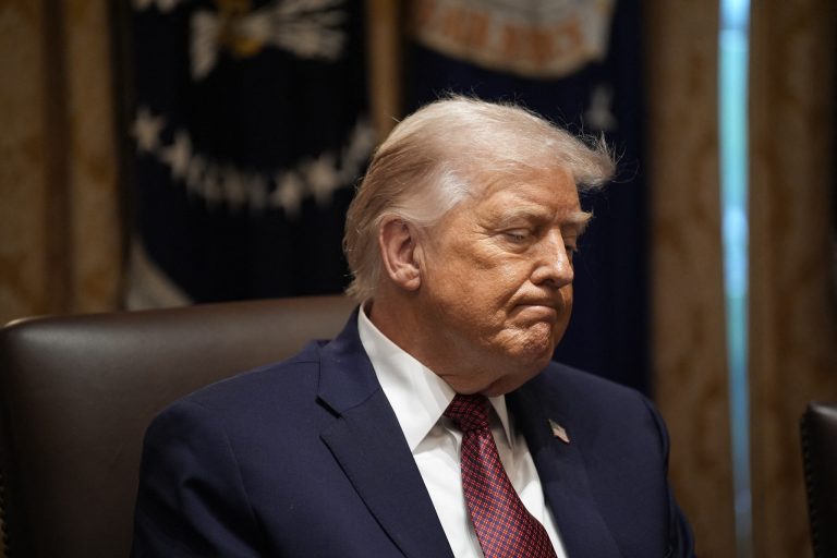 Trump: supervivientes de ataque a lancha trataron de enderezarla antes de ser ejecutados