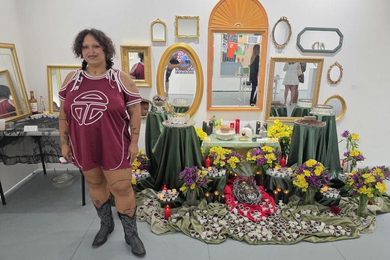 AI denuncia la crueldad en Alligator Alcatraz con una exhibición de arte en Miami