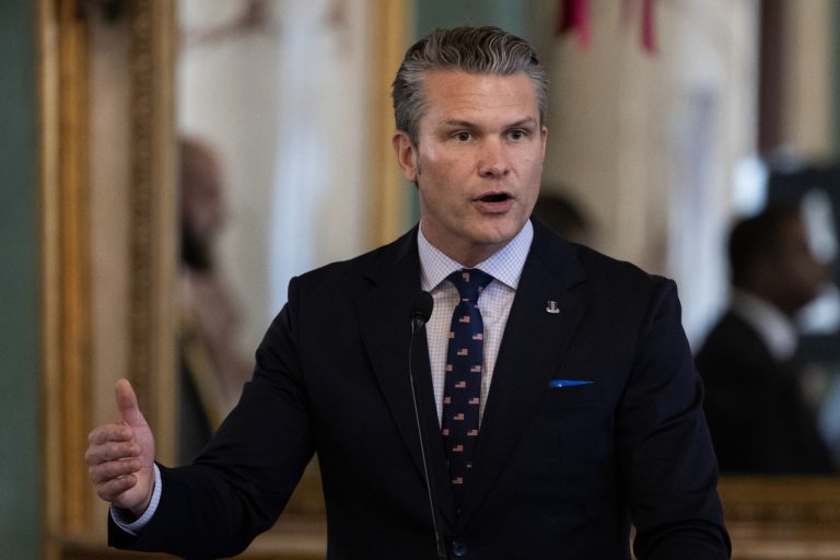 Pentágono determina que Hegseth violó normas militares al difundir información en Signal