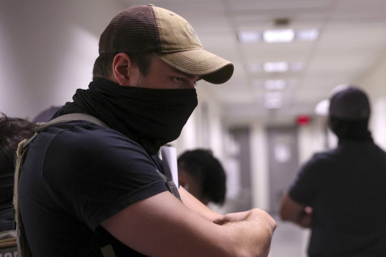 Los Ángeles avanza prohibición de usar máscaras para todos los agentes policiales y de ICE