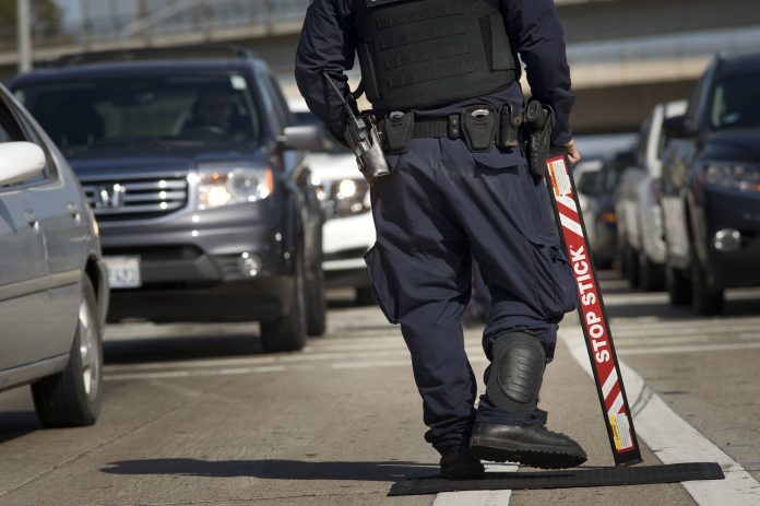 Un agente migratorio es acusado de agredir sexualmente y robar a varias mujeres en Chicago