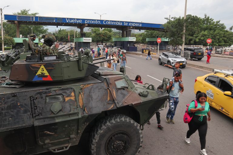 Colombia desplegará 30.000 soldados en la frontera con Venezuela para mantener seguridad