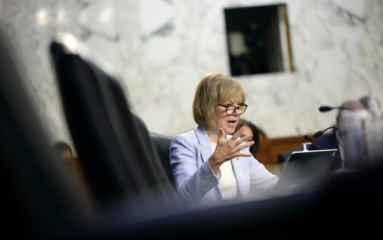 Demócratas acusan al Gobierno de Trump de “encubrir” el caso de la mujer abatida por ICE