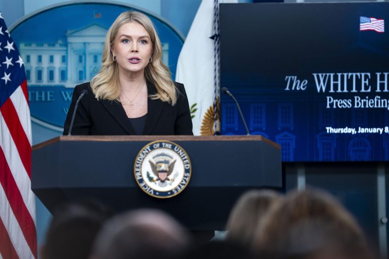 Vocera de la Casa Blanca dice que Trump “bromeaba” sobre cancelar elecciones intermedias