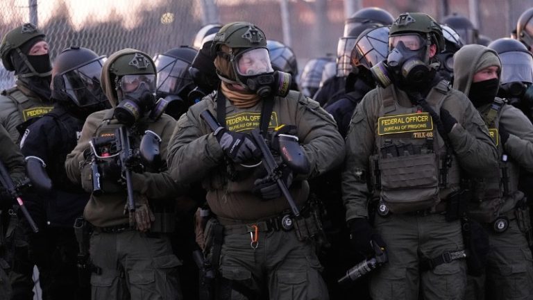 El Pentágono prepara a 1.500 soldados para un posible despliegue en Minnesota