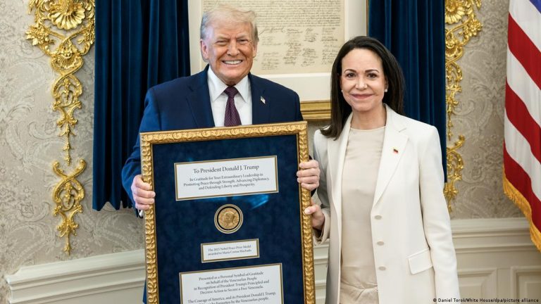 María Corina Machado entregó a Trump la medalla del Nobel enmarcada como “gratitud”