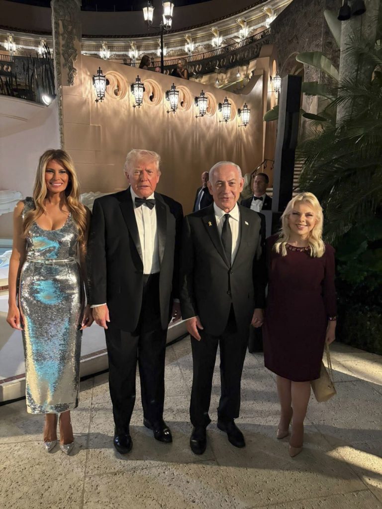 Benjamín Netanyahu asiste a la fiesta de Nochevieja de Donald Trump en Florida