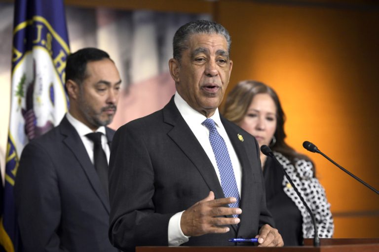 Congresistas denuncian que Trump vuelve a prohibir supervisar los centros de inmigrantes