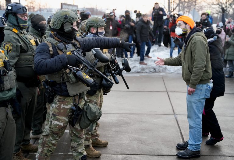 Las tensiones en Mineápolis por la actuación del ICE se disparan tras la amenaza de Trump