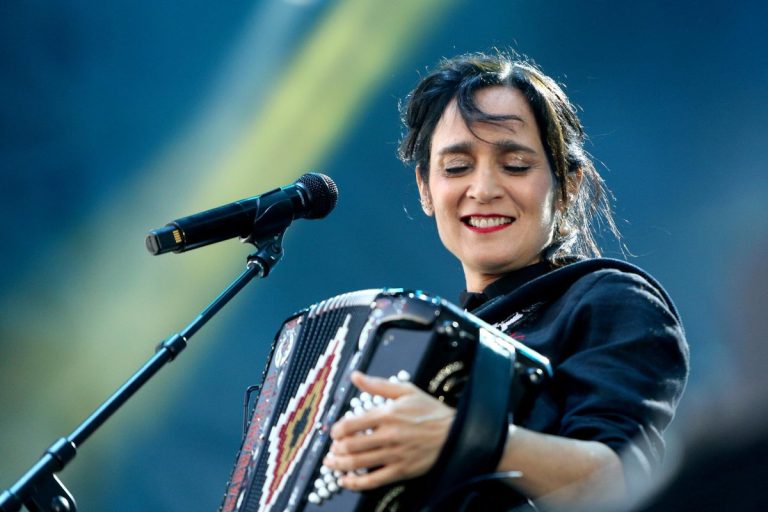 Julieta Venegas anuncia gira en México y prepara la presentación en vivo de su nuevo disco