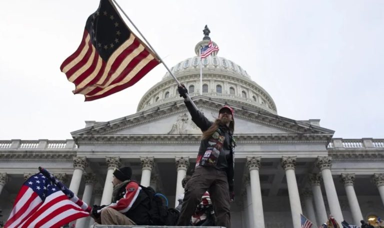 Proyecto de ley en Nueva York busca que ataque a Capitolio sea tema obligatorio en escuela