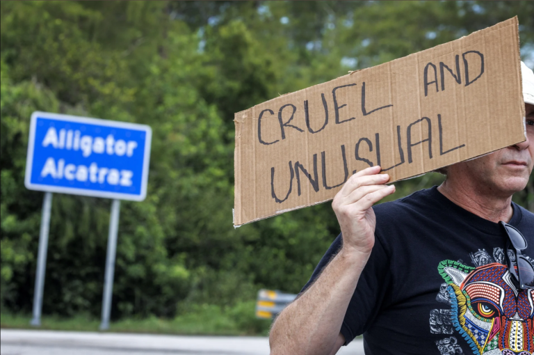 Juez ordena a Florida publicar los archivos sobre el centro migratorio Alligator Alcatraz