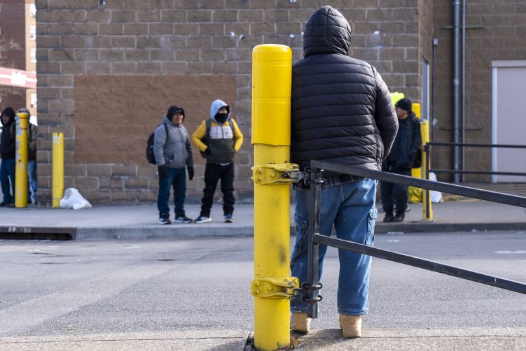 Colorado analiza indultar a migrantes no violentos para evitar su deportación de EEUU