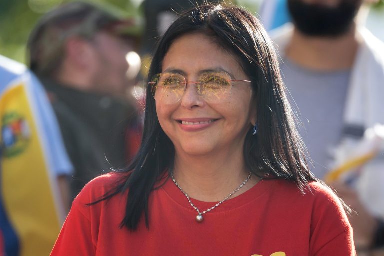 Delcy Rodríguez, líder interina de Venezuela, figura en la lista de sancionados por la UE