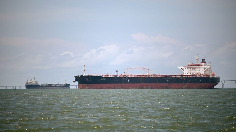 Trump dice que Venezuela entregará entre 30 a 50 millones de barriles de petroleo a EEUU