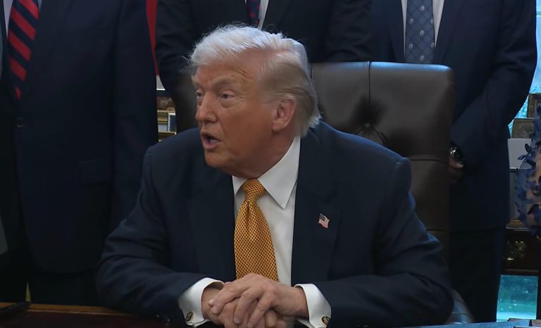 Trump presenta paquete de nuevas políticas sanitarias para sustituir anteriores subsidios