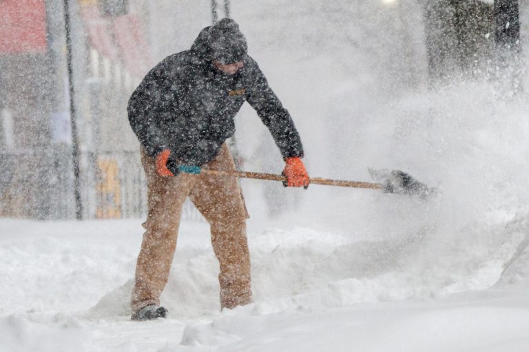 Toronto, la mayor ciudad canadiense, paralizada por la caída de 60 centímetros de nieve