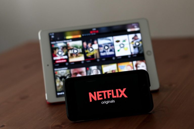 Netflix cae un 4,9 % tras recortar proyecciones y con el acuerdo con Warner en el aire